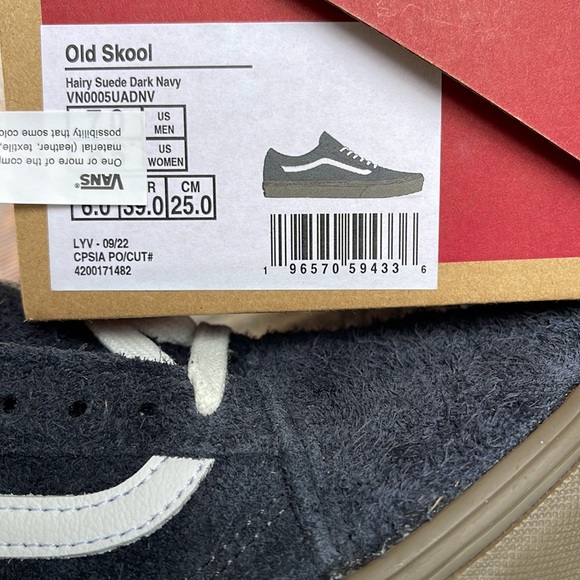 Vans Men’s Old Skool
Hairy Suede Dark Navy
VN0005UADNV
Sneakers - Picture 16 of 16